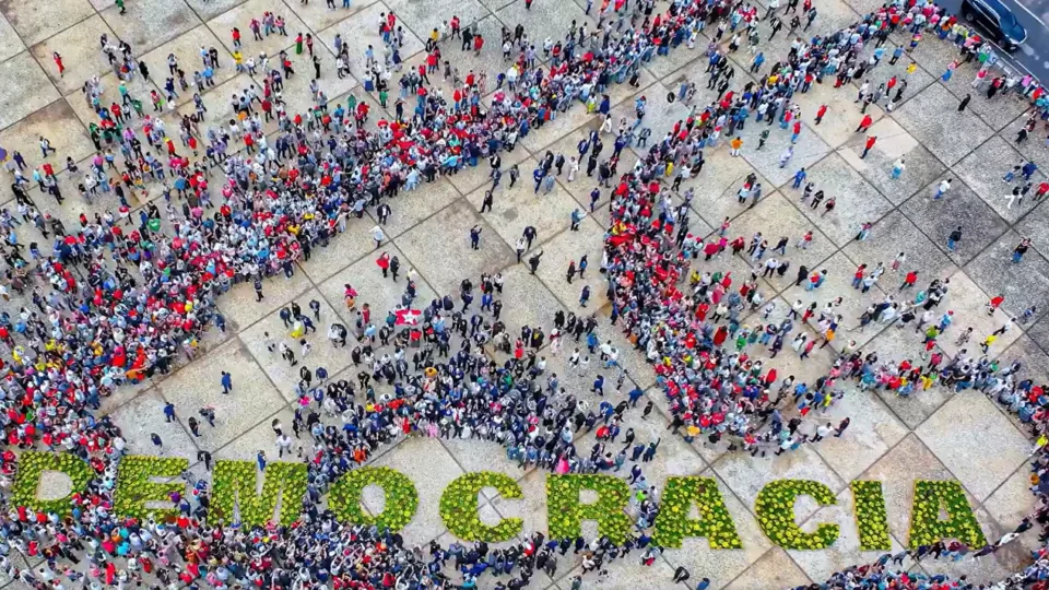 Cerimônia sobre 8/1 tem petistas, ministros e ausência de cúpula do Congresso