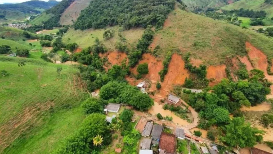Chuva deixa 220 desabrigados e temor de novos deslizamentos no interior de MG