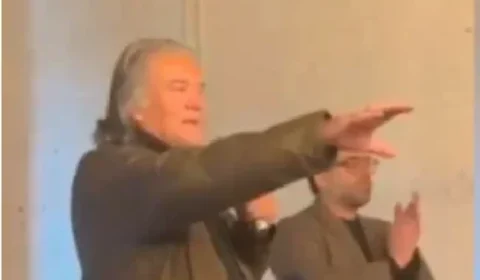 Apoiador de Trump, Steve Bannon faz gesto nazista em evento com Eduardo Bolsonaro
