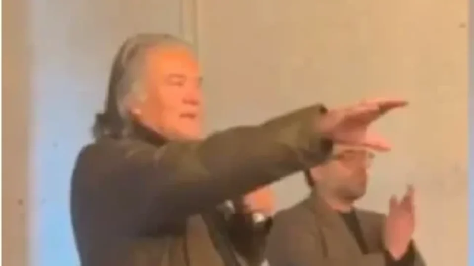 Apoiador de Trump, Steve Bannon faz gesto nazista em evento com Eduardo Bolsonaro
