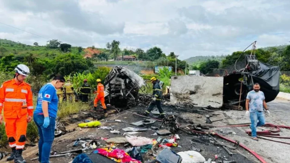 Motorista de caminhão envolvido em acidente com 39 mortos em MG é preso