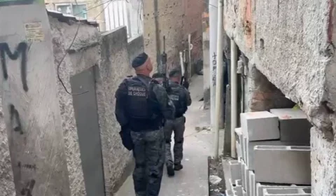 Operação no Complexo do Alemão (RJ) tem intenso tiroteio, homem morto e PM baleado