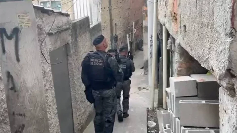 Operação no Complexo do Alemão (RJ) tem intenso tiroteio, homem morto e PM baleado