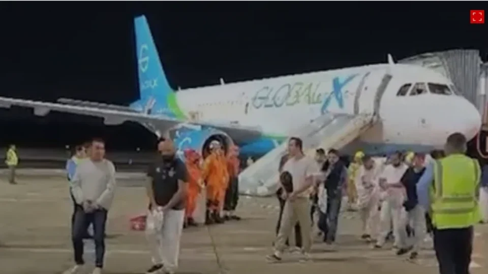 Por ordem do governo, brasileiros deportados se livram de algemas e correntes