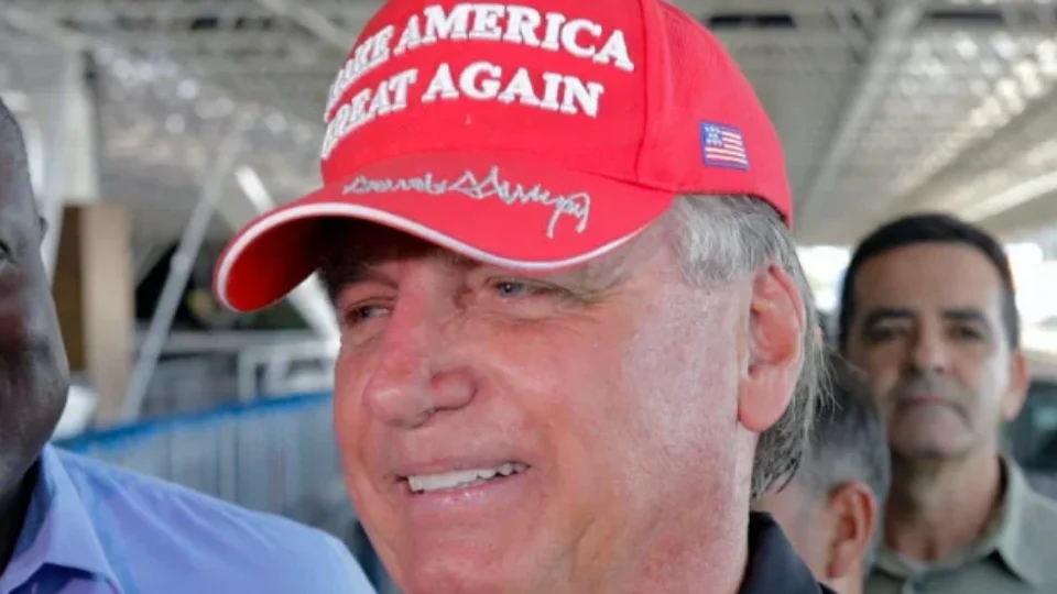 Sobre deportação ordenada por Trump, Bolsonaro diz: ‘Eu faria o mesmo’