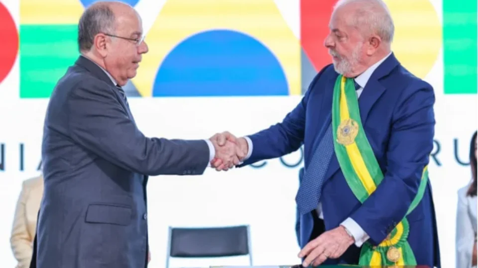 Lula se reúne com Mauro Vieira para falar sobre crise migratória com os EUA