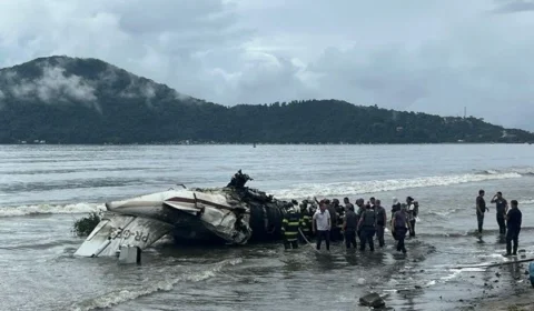 Avião de pequeno porte sai da pista e explode em praia de Ubatuba