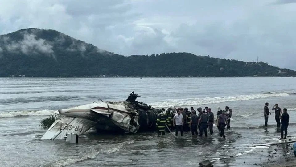 Avião de pequeno porte sai da pista e explode em praia de Ubatuba