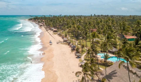 Empresário reconstrói muro considerado ilegal em praia de Pernambuco