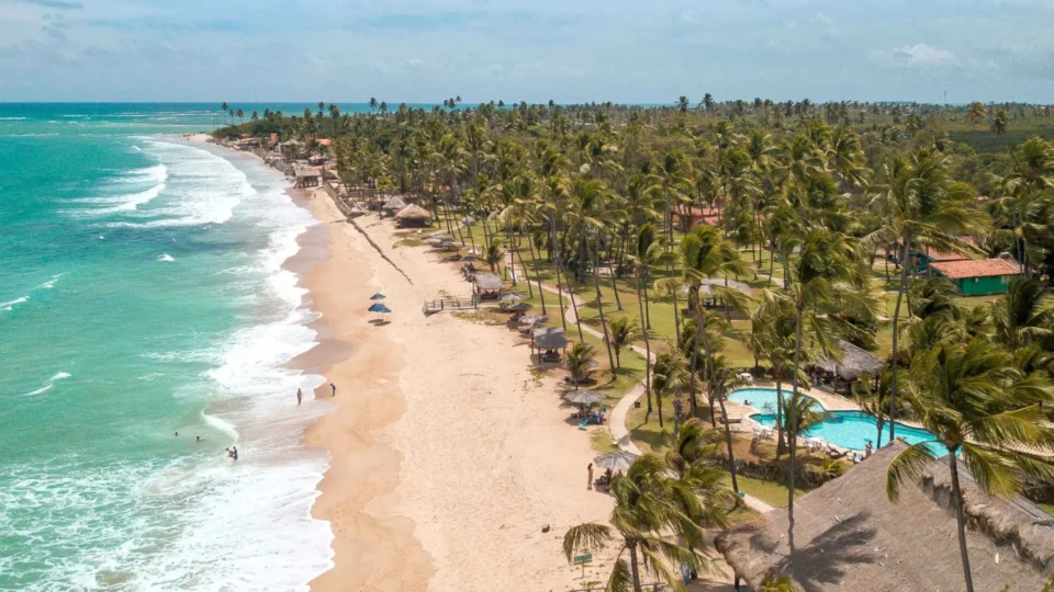 Empresário reconstrói muro considerado ilegal em praia de Pernambuco