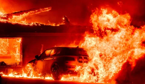 Incêndios arrasadores em bairro de Los Angeles deixam milhares de desabrigados