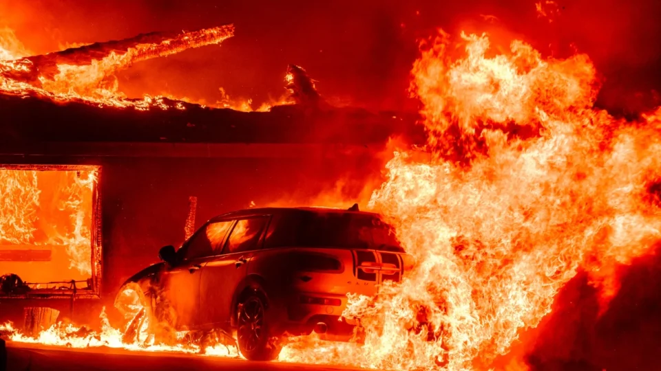 Incêndios arrasadores em bairro de Los Angeles deixam milhares de desabrigados