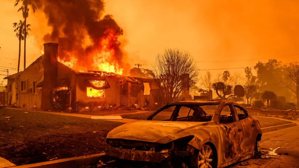 Incêndios fora de controle devastam comunidades no entorno de Los Angeles