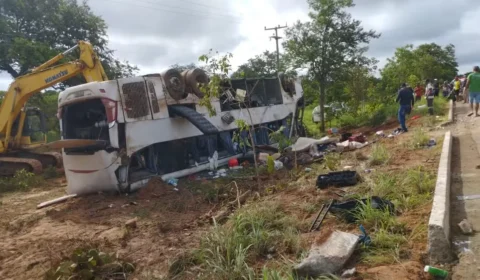 Sete pessoas morrem e 15 ficam feridas após ônibus tombar no Piauí