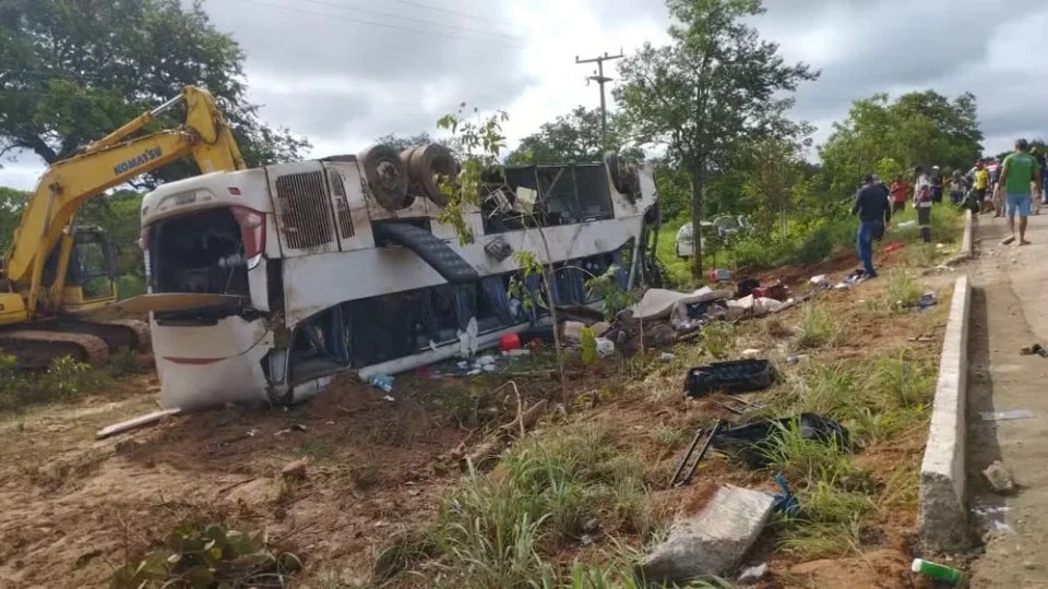 Sete pessoas morrem e 15 ficam feridas após ônibus tombar no Piauí