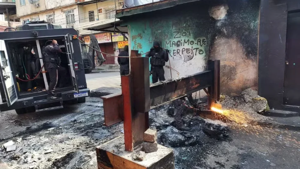 Em sexta-feira de terror, complexo de favelas no RJ tem mais de 15 horas de tiroteio