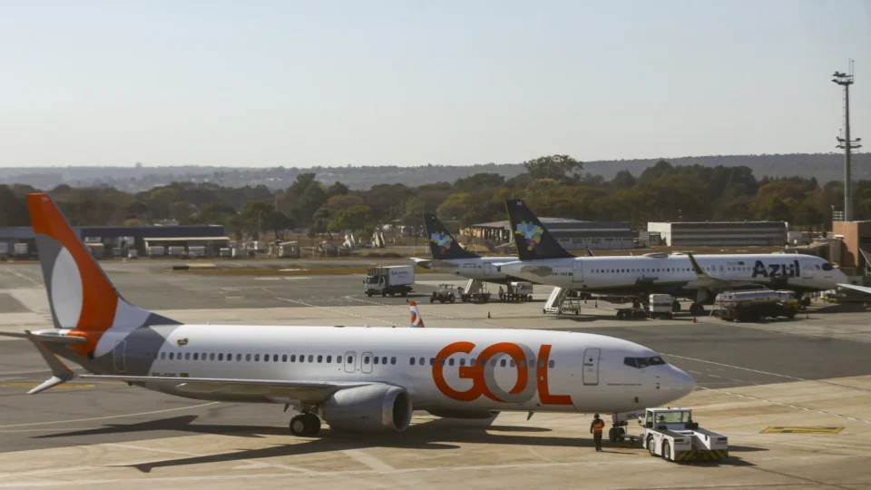Gol e Azul assinam memorando para criar maior empresa aérea do país