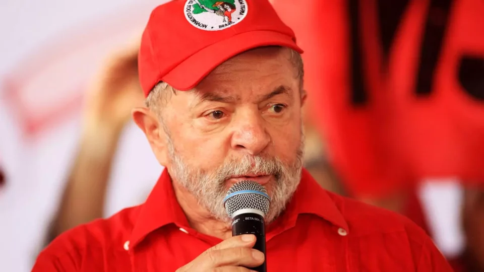 Lula liga para líder do MST e presta solidariedade após ataque a assentamento em SP