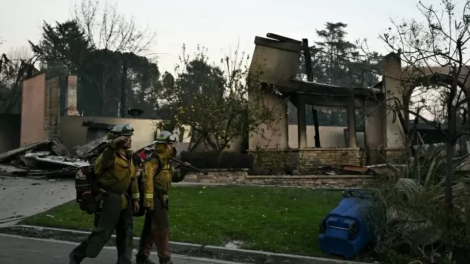 Incêndio em Los Angeles: moradores reclamam que bombeiros estão ‘salvando os ricos’