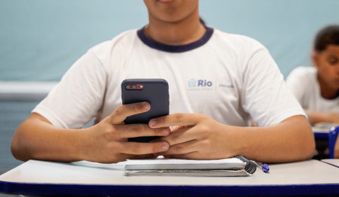 Estados planejam banir celulares em escolas já no primeiro dia de aula