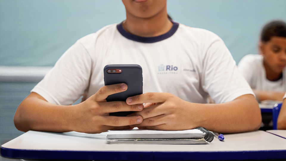 Estados planejam banir celulares em escolas já no primeiro dia de aula