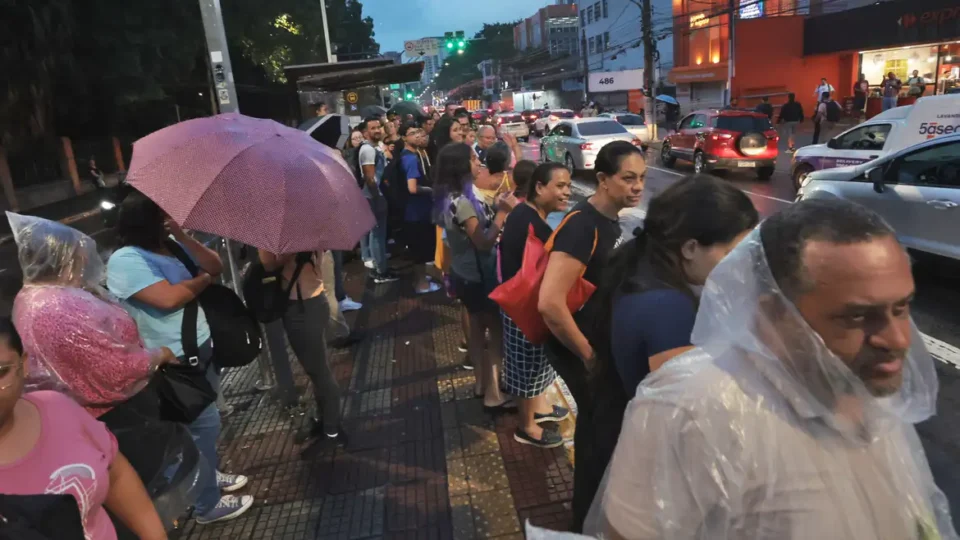 São Paulo tem ruas e estação do Metrô alagadas após fortes chuvas 
