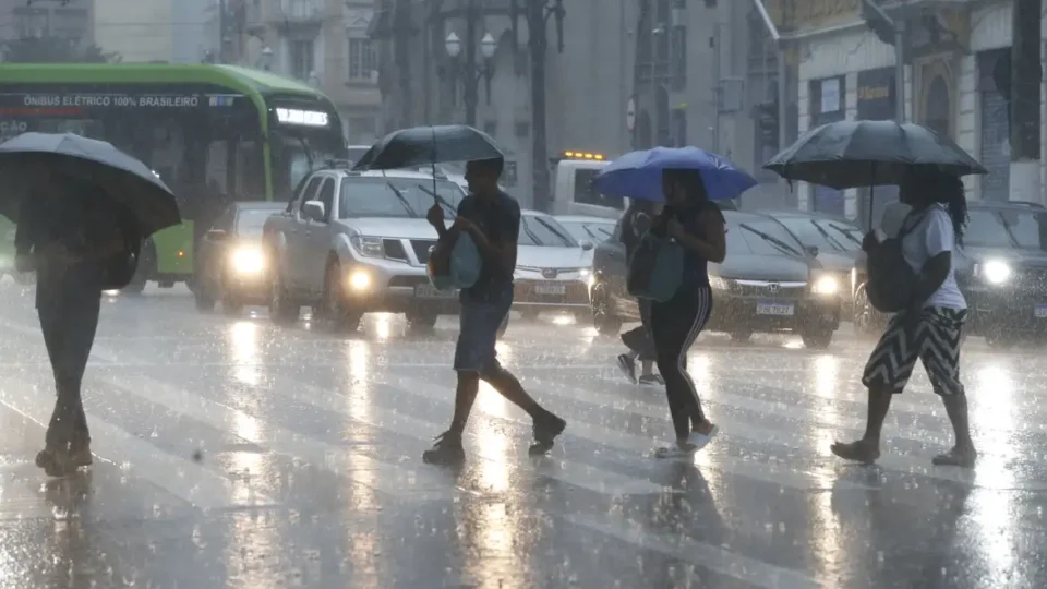 Segunda-feira terá chuva forte no Sudeste e temporais no Sul; veja a previsão
