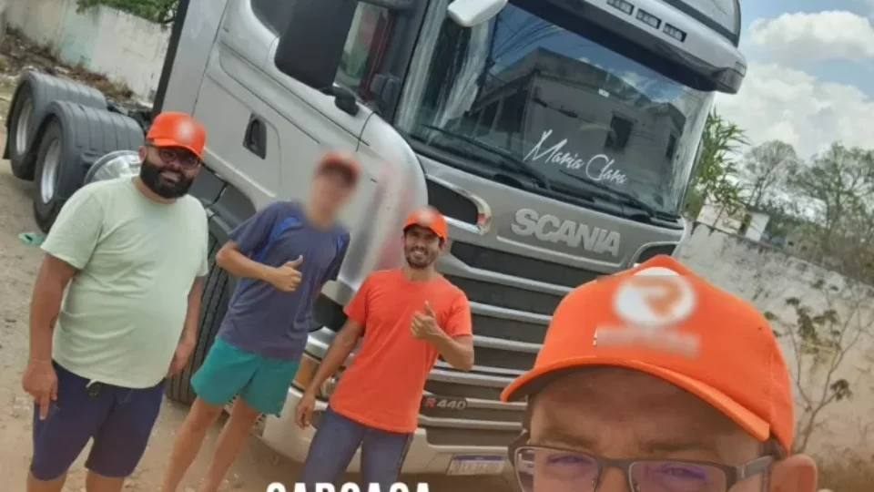 Pai deixa filho de 16 anos dirigir carreta e morre após acidente em MG