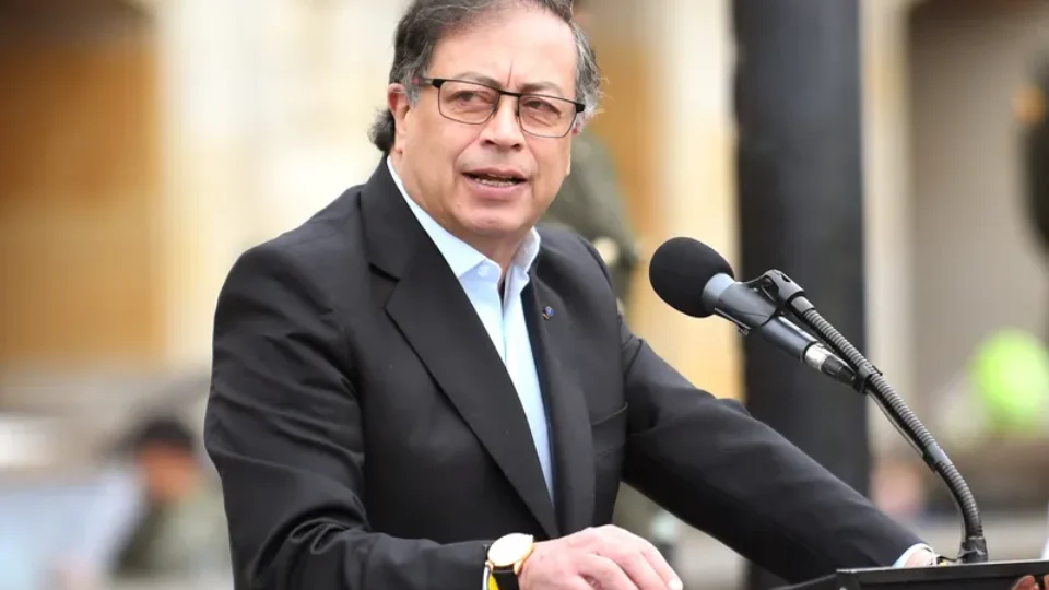 Gustavo Petro anuncia tarifas de 50%  sobre produtos dos EUA após sanções de Trump à Colômbia