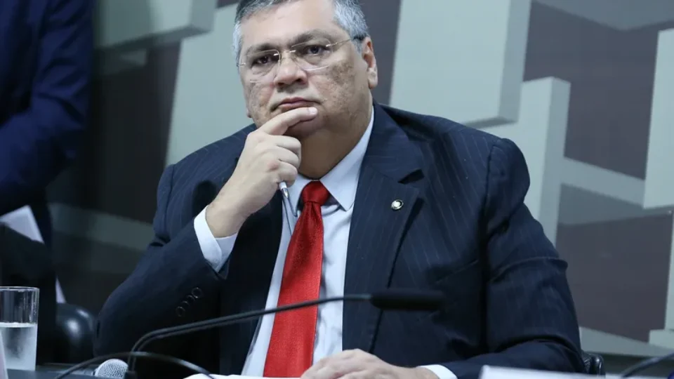 Dino diz que cemitério não é ‘mercado’ e dá prazo para SP se manifestar sobre preços