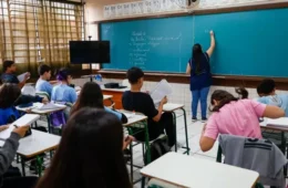 Governo do PR reverte decisão da Justiça e continua com projeto de terceirização de escolas