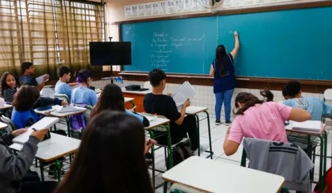 Governo do PR reverte decisão da Justiça e continua com projeto de terceirização de escolas