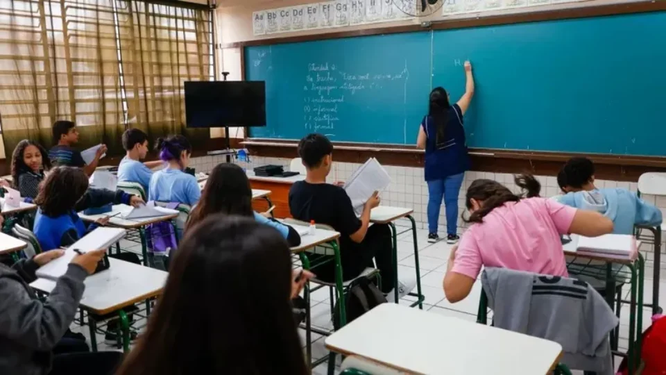 Governo do PR reverte decisão da Justiça e continua com projeto de terceirização de escolas