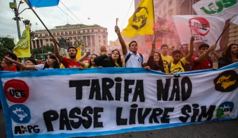 Estudantes protestam no centro de São Paulo contra o aumento das passagens