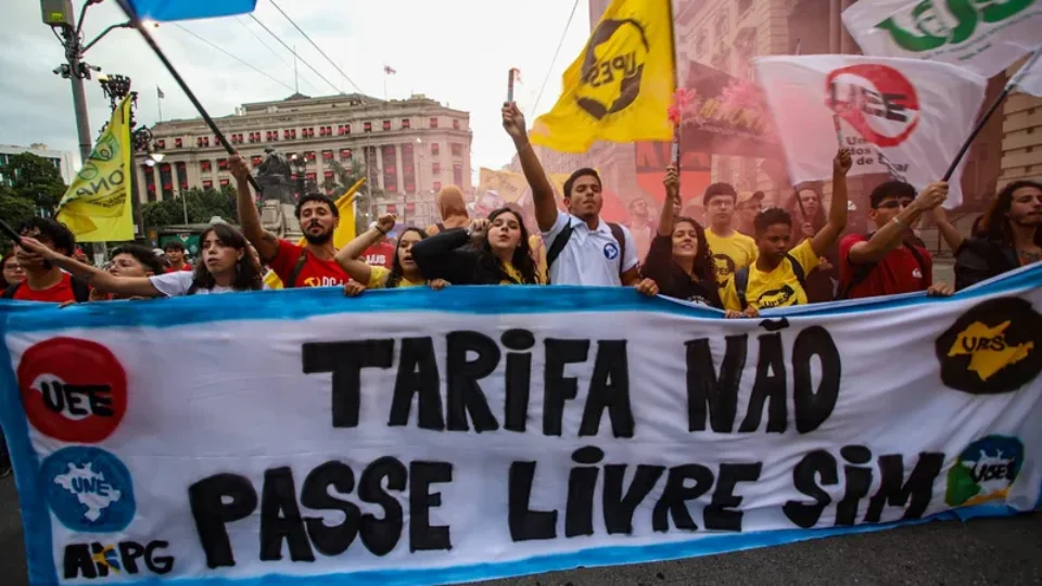 Estudantes protestam no centro de São Paulo contra o aumento das passagens