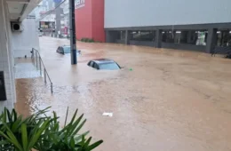 Litoral de Santa Catarina sofre com fortes chuvas e 7 cidades decretam situação de emergência