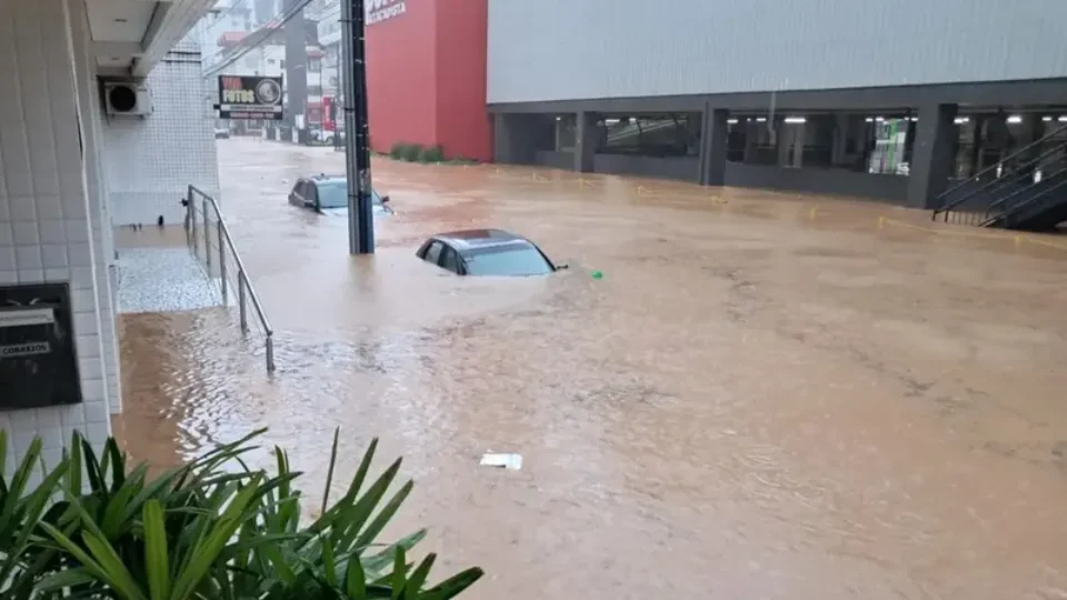 Litoral de Santa Catarina sofre com fortes chuvas e 7 cidades decretam situação de emergência