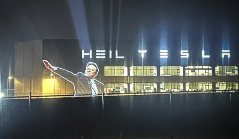 ‘Apoio ao fascismo’: ativistas projetam gesto de Musk em fábrica da Tesla na Alemanha