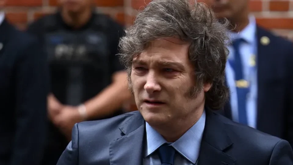 Milei anuncia cerca na fronteira com a Bolívia e defende Musk de críticas por apologia ao nazismo