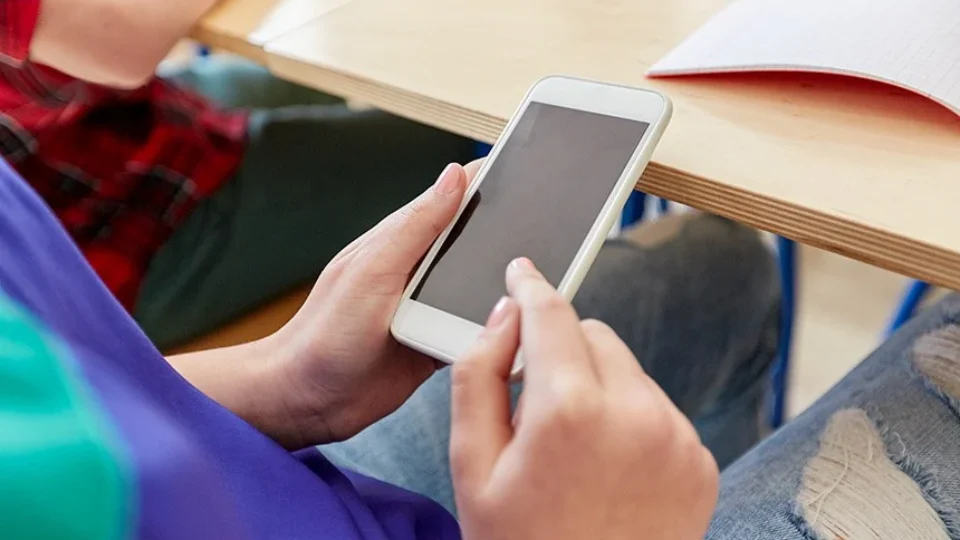 MEC orienta escolas sobre a proibição de celulares
