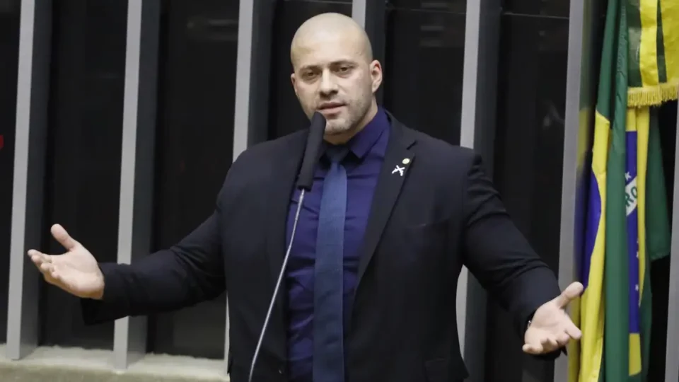 Moraes dá 48 horas para defesa de Daniel Silveira entregar pistola à Justiça