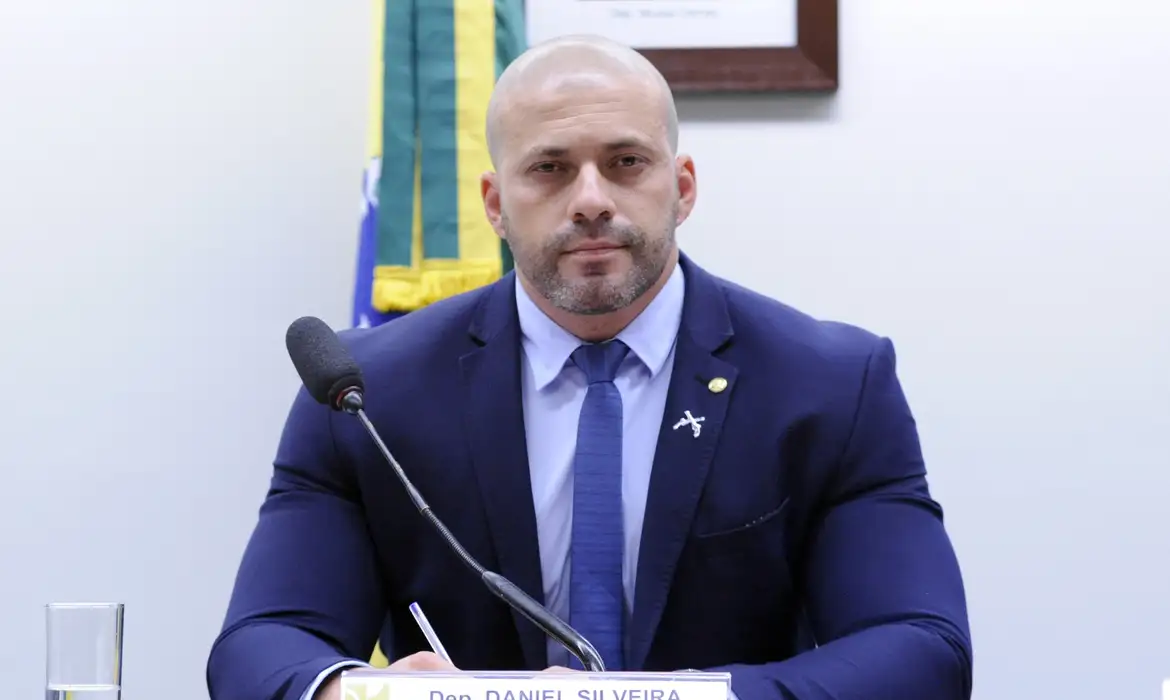 Moraes dá 48 horas para defesa de Daniel Silveira entregar pistola à Justiça