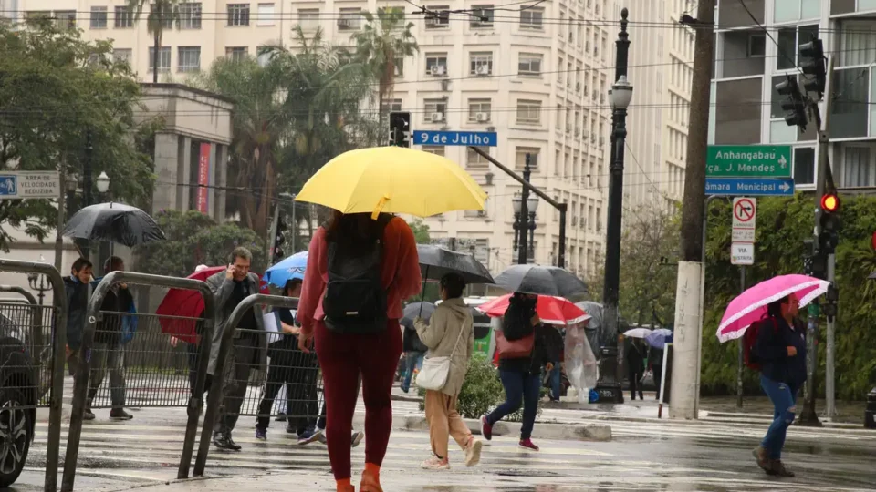 Chuva forte se espalha pelo Brasil, com alerta de temporais