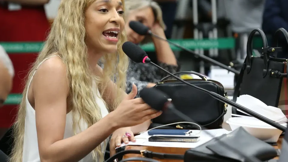 Postagem de Erika Hilton tem 112 milhões de visualizações e deputada sofre ameaça de morte