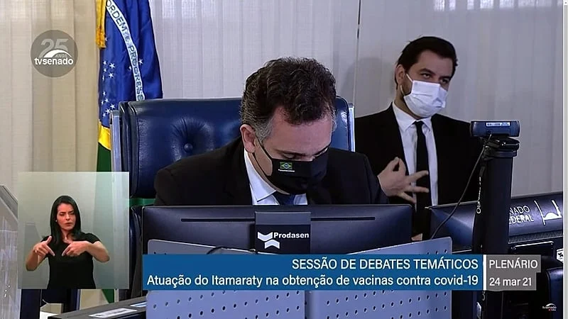 O gesto de Felipe Martins, ex-assessor do ex-presidente Jair Bolsonaro. Imagem: Reprodução