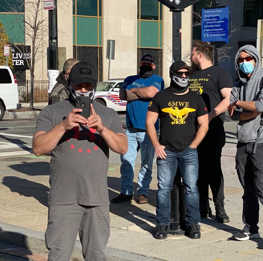 Homem usando a camiseta 6MWE durante a manifestação de extrema-direita nos Estados Unidos em 2020. Imagem: Snopes 