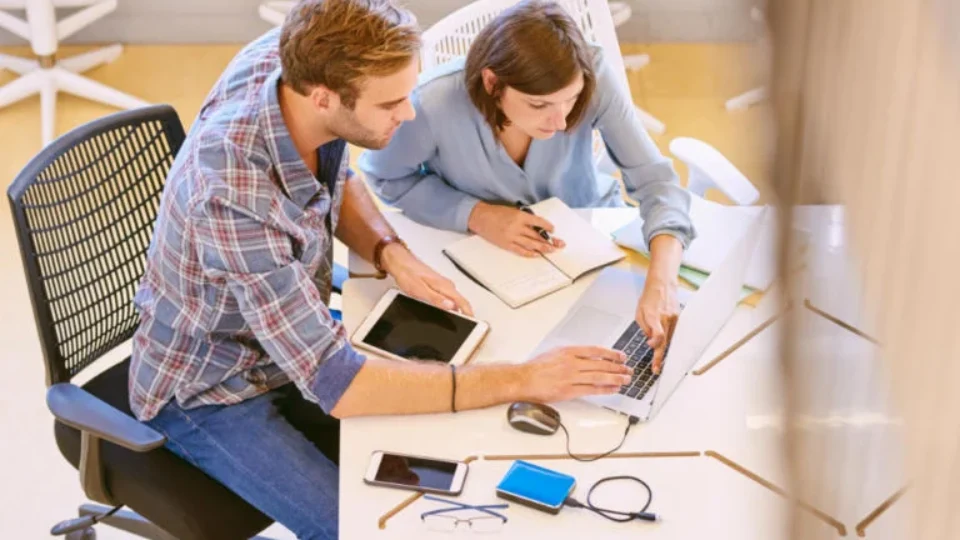 Conheça cinco áreas e 12 carreiras em alta no mercado de trabalho em 2025