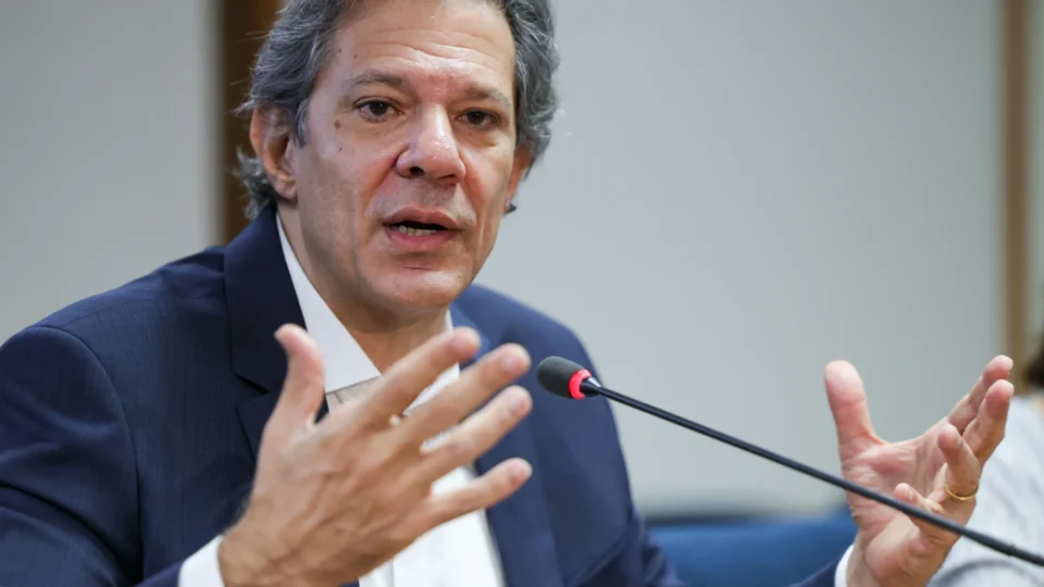 Haddad se preocupa com dólar alto e culpa Bolsonaro por ‘fake news’ do Pix
