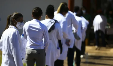 Em cidades mais pobres do Brasil, prefeito ganha menos que médico recém-formado