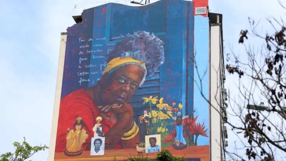 Mural gigante homenageia a escritora Conceição Evaristo no RJ
